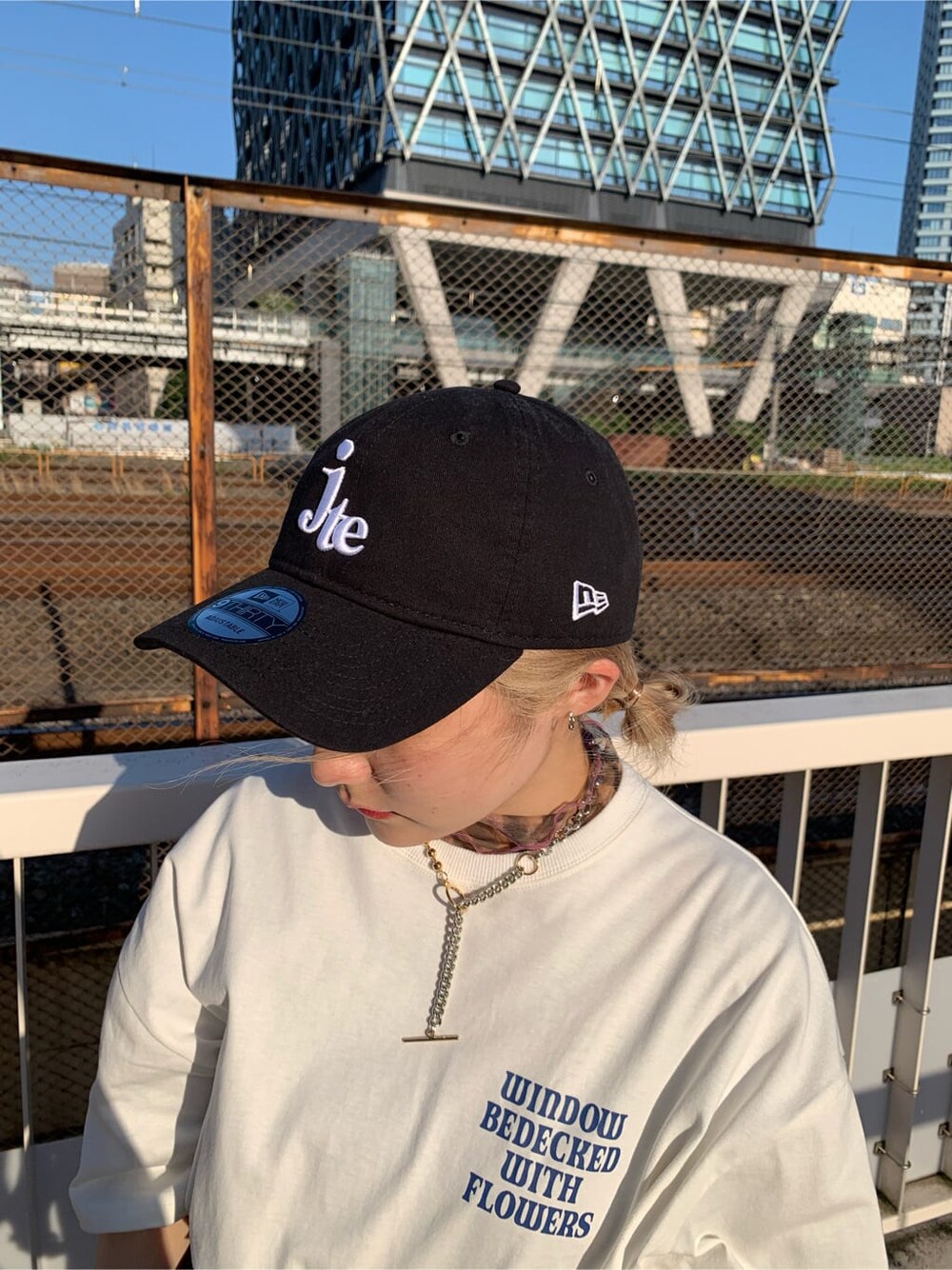 その他のTシャツ/カットソー、ホワイト系のTシャツ/カットソー、ブラック系のその他パンツを着用したレディースの夏コーディネートの6枚目の写真