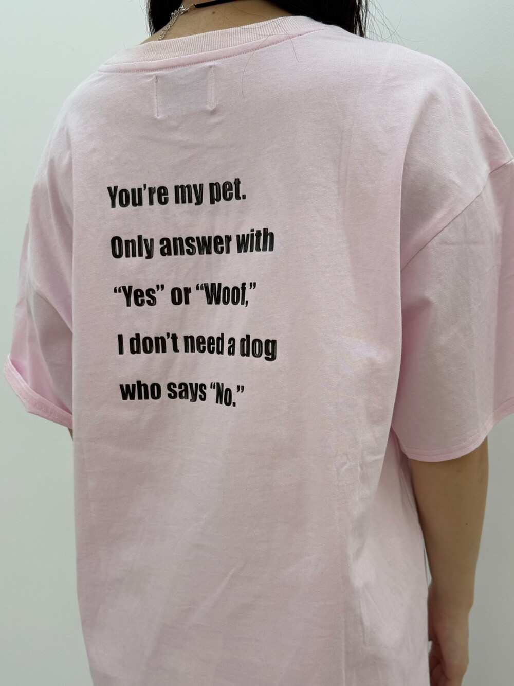 ピンク系のTシャツ/カットソー、ホワイト系のその他パンツ、ブラック系のスニーカーを着用したレディースの春コーディネートの7枚目の写真