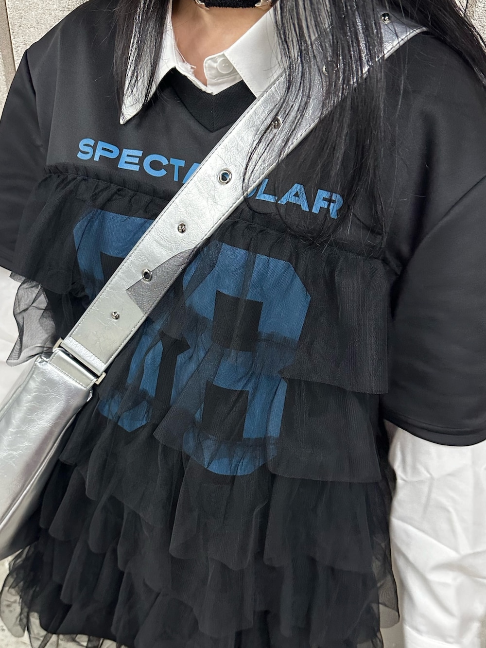 ブラック系のワンピース、ホワイト系のシャツ/ブラウス、シルバー系のショルダーバッグを着用したレディースの春コーディネートの5枚目の写真