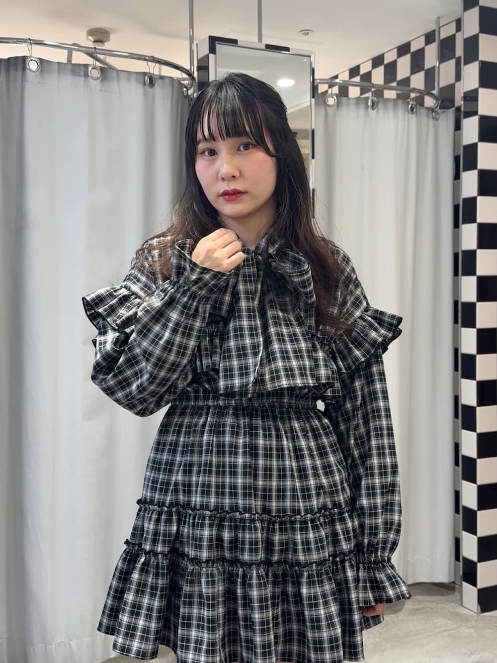 ブラック系のワンピース、ブラック系のブーツ、ブラック系のバレッタ/ヘアクリップを着用したレディースの冬コーディネートの8枚目の写真