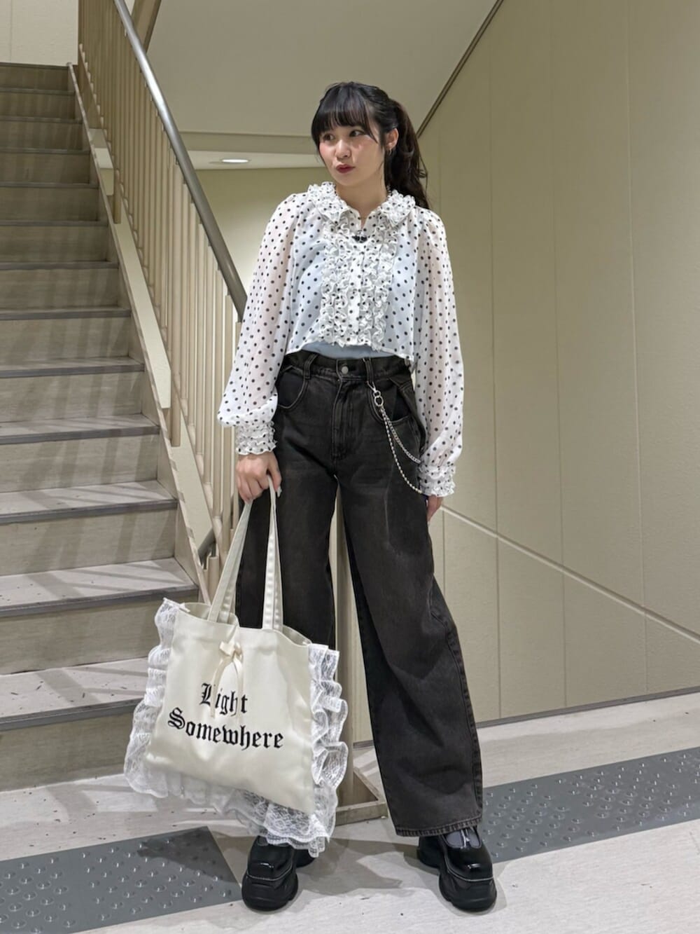 ブラック系のローファー、ホワイト系のトートバッグ、ブルー系のキャミソールを着用したレディースの春コーディネートの6枚目の写真