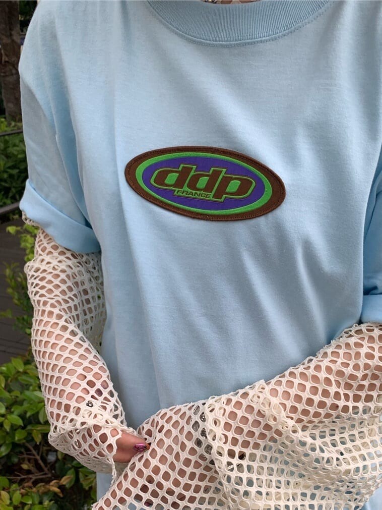 ブラック系のブーツ、ホワイト系のTシャツ/カットソー、ブルー系のTシャツ/カットソーを着用したレディースの春コーディネートの5枚目の写真