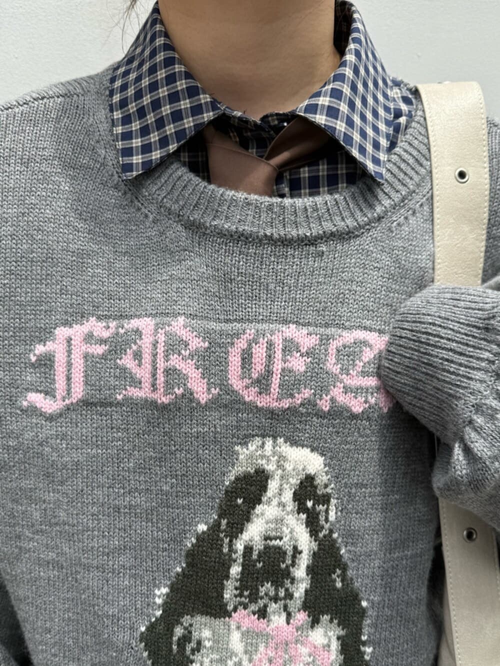 グレー系のニット/セーター、ブルー系のシャツ/ブラウス、グレー系のその他パンツを着用したレディースの夏コーディネートの7枚目の写真