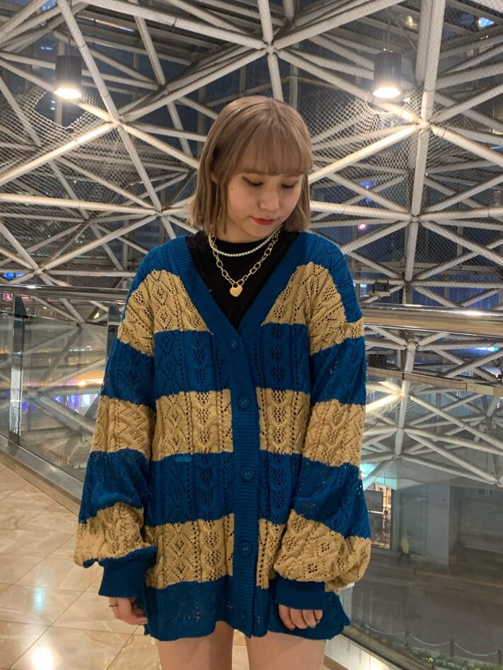 ブラック系のデニムパンツ、ブラック系のその他シューズ、ブルー系のカーディガン/ボレロを着用したレディースの春コーディネートの4枚目の写真