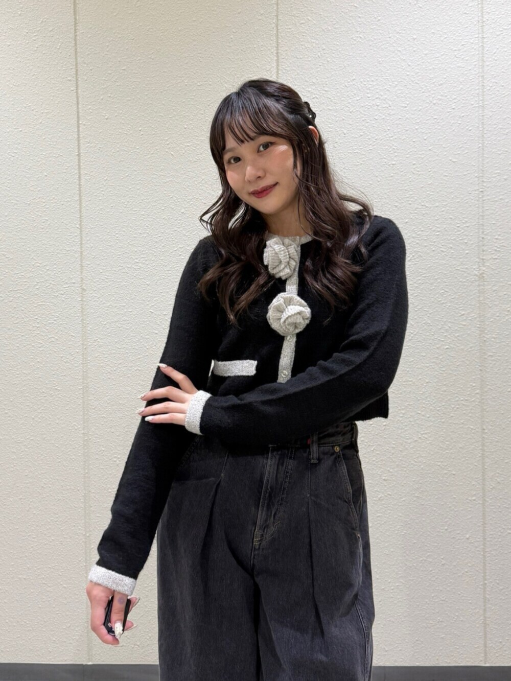 ブラック系のパンプス、ブラック系のカーディガン/ボレロ、ブラック系のデニムパンツを着用したレディースの秋コーディネートの7枚目の写真