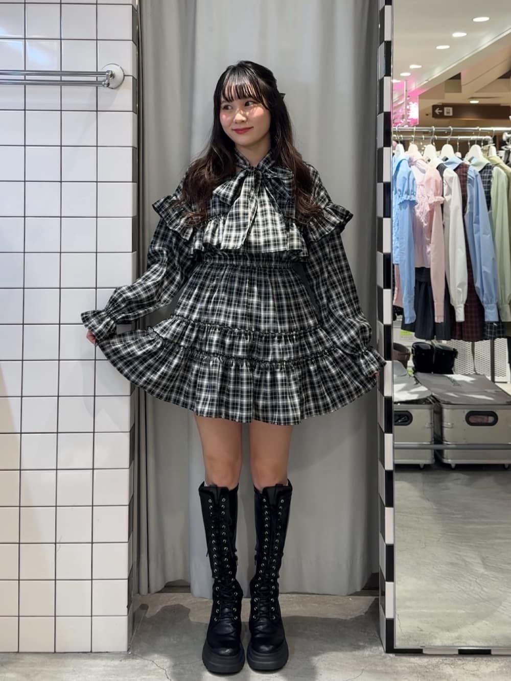 ブラック系のワンピース、ブラック系のブーツ、ブラック系のバレッタ/ヘアクリップを着用したレディースの冬コーディネートの6枚目の写真