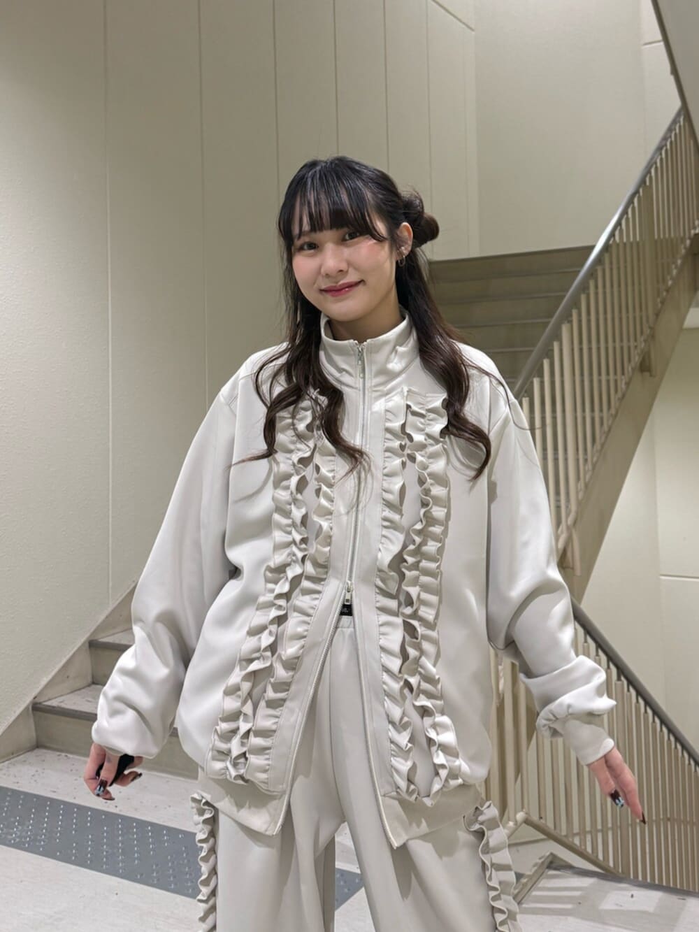 ホワイト系のジャージ、ホワイト系のその他パンツを着用したレディースの冬コーディネートの9枚目の写真