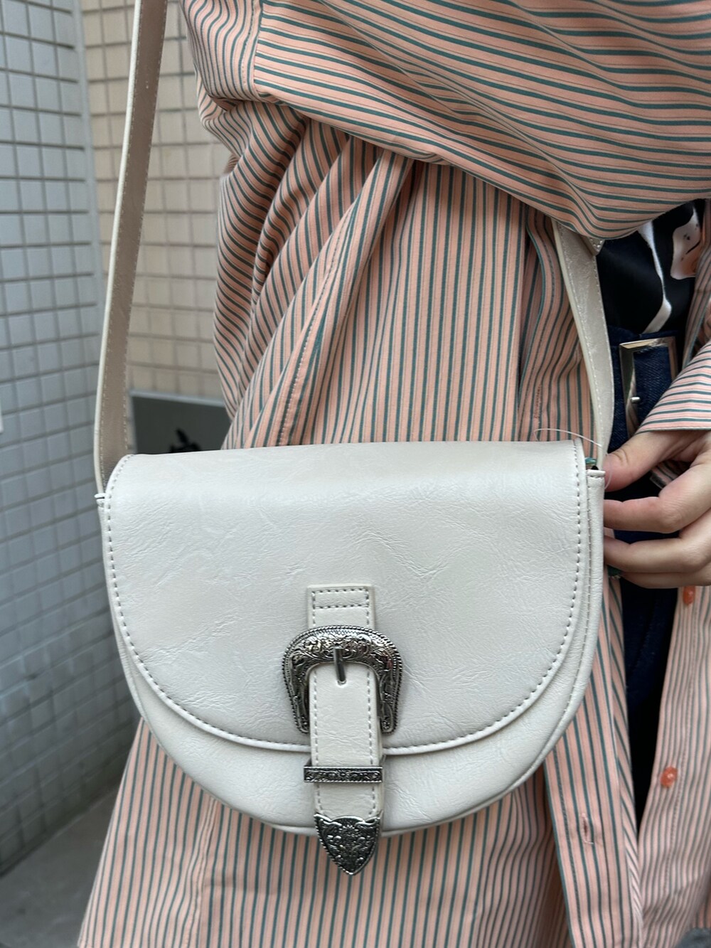 ブラック系のブーツ、ホワイト系のTシャツ/カットソー、ブルー系のその他パンツを着用したレディースの春コーディネートの7枚目の写真