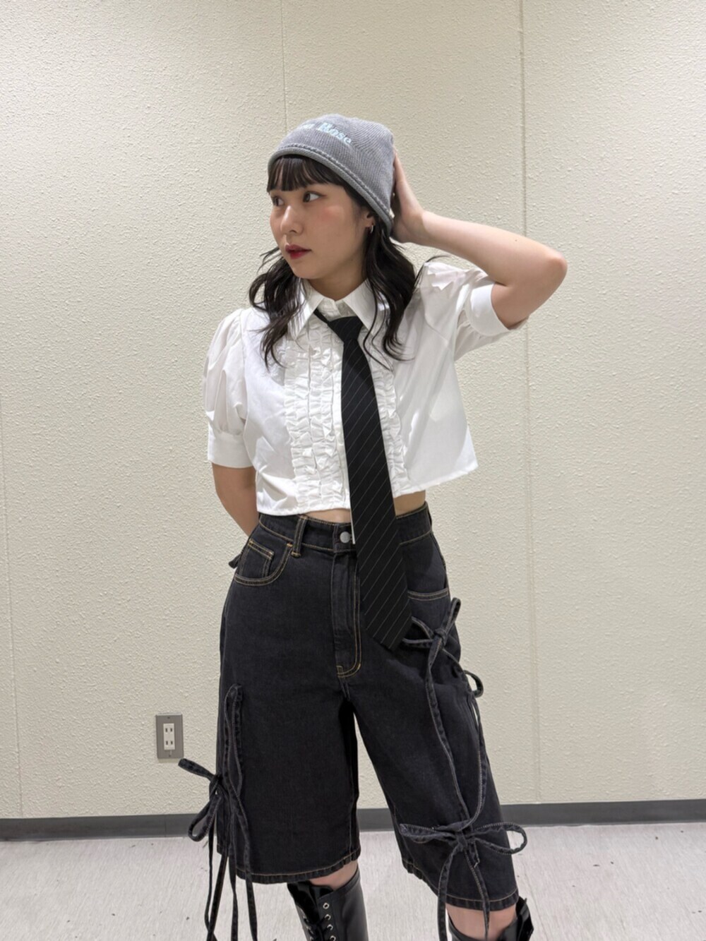 ブラック系のネクタイ、ホワイト系のシャツ/ブラウス、ブラック系のデニムパンツを着用したレディースの夏コーディネートの6枚目の写真