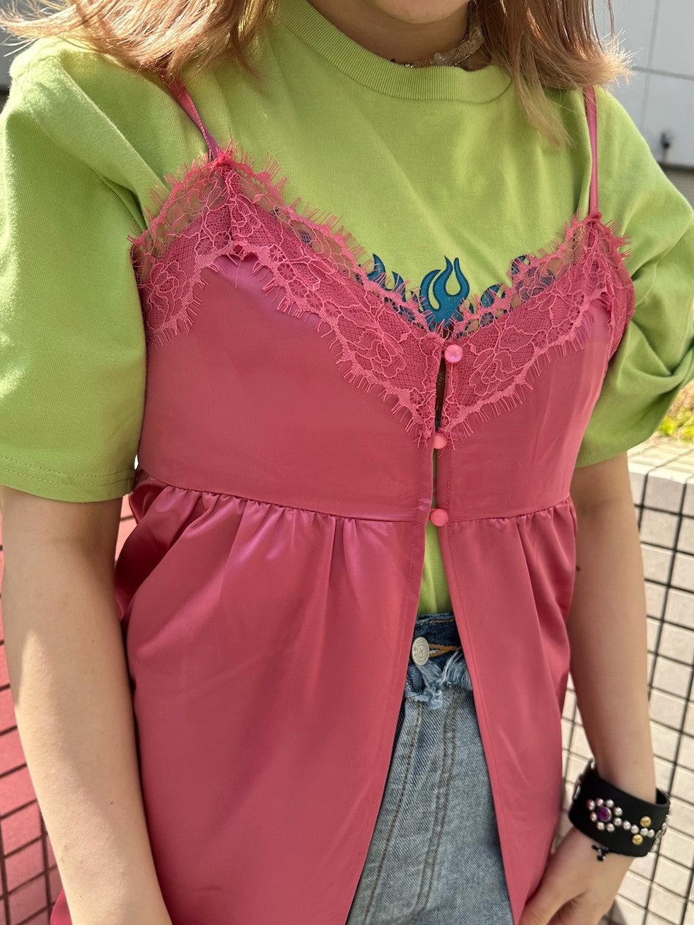 グリーン系のTシャツ/カットソー、ブルー系のデニムパンツ、ピンク系のワンピースを着用したレディースの春コーディネートの5枚目の写真