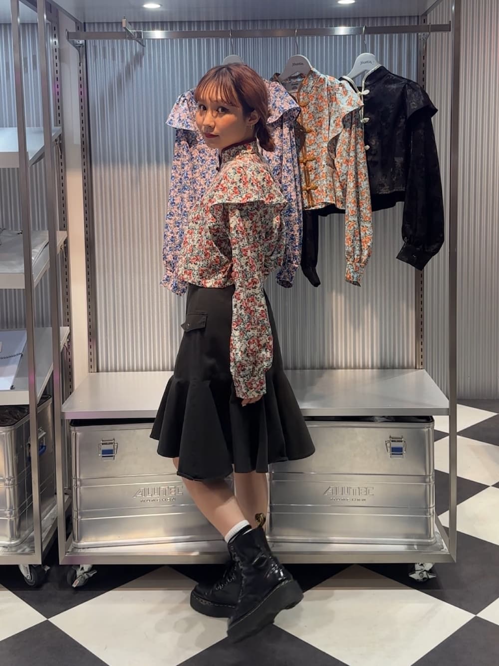 ブラック系のスカート、ホワイト系のシャツ/ブラウスを着用したレディースの春コーディネートの2枚目の写真