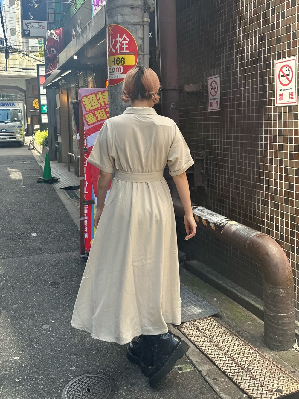 ホワイト系のワンピース、シルバー系のネックレスを着用したレディースの夏コーディネートの3枚目の写真