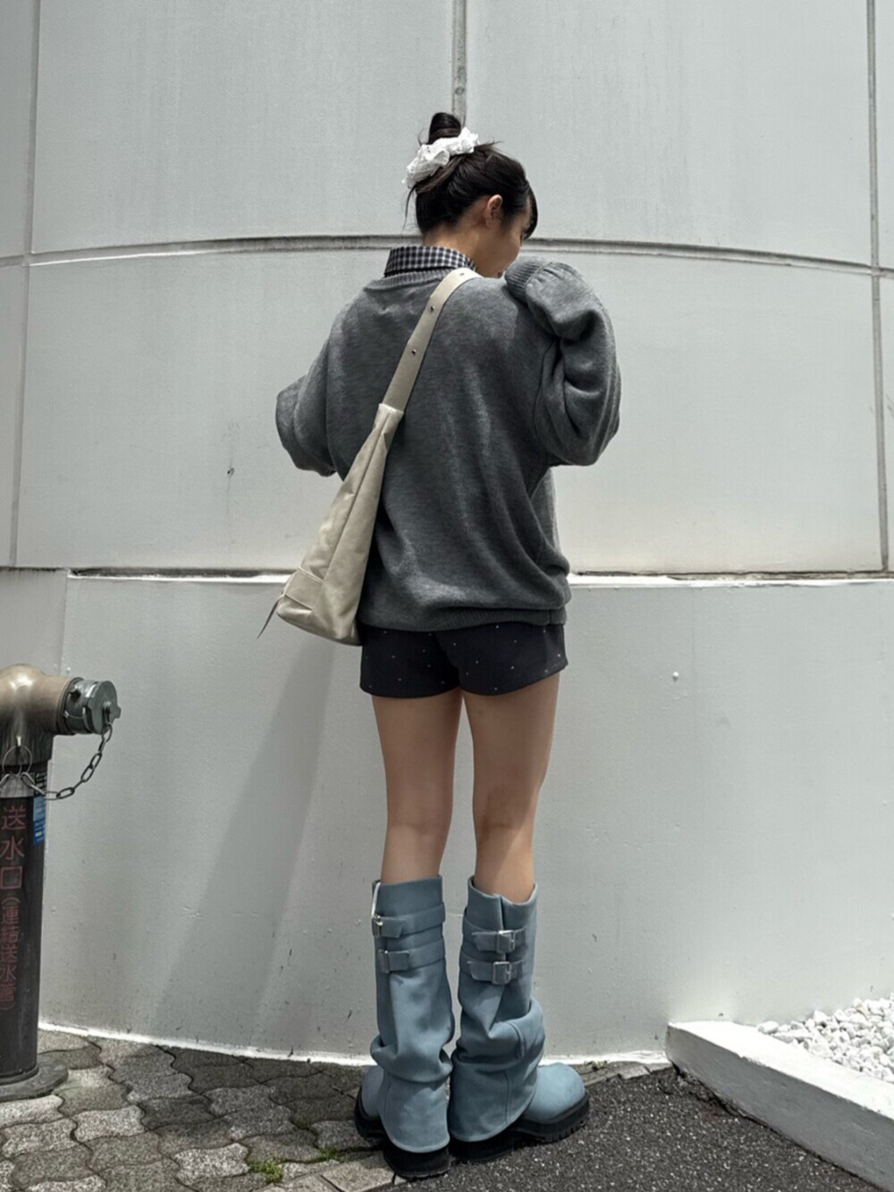 グレー系のニット/セーター、ブルー系のシャツ/ブラウス、グレー系のその他パンツを着用したレディースの夏コーディネートの3枚目の写真