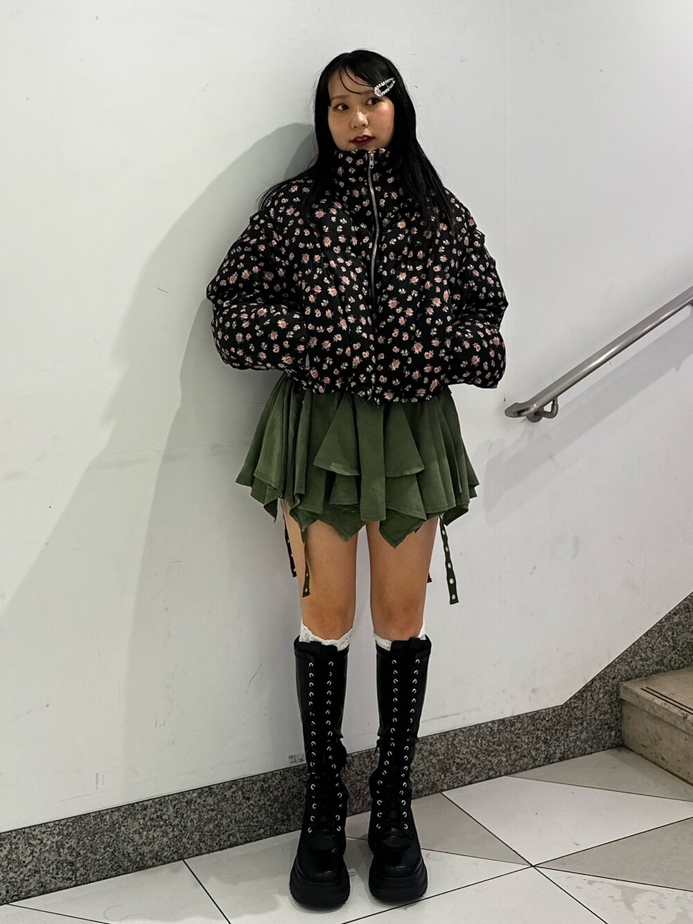 ブラック系のブーツ、その他のダウンジャケット/コート、ホワイト系のTシャツ/カットソーを着用したレディースの秋コーディネートの5枚目の写真