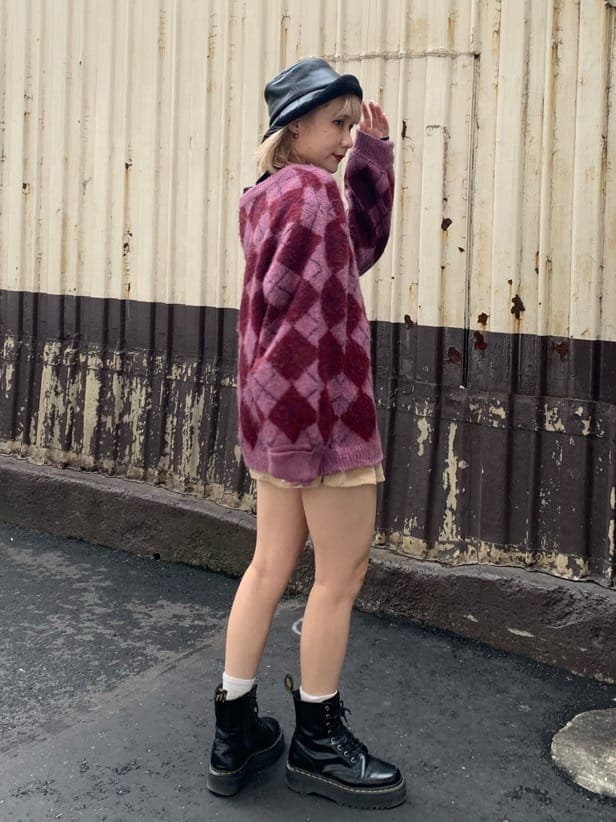 ピンク系のカーディガン/ボレロ、ベージュ系のその他パンツ、ブラック系のTシャツ/カットソーを着用したレディースの秋コーディネートの2枚目の写真