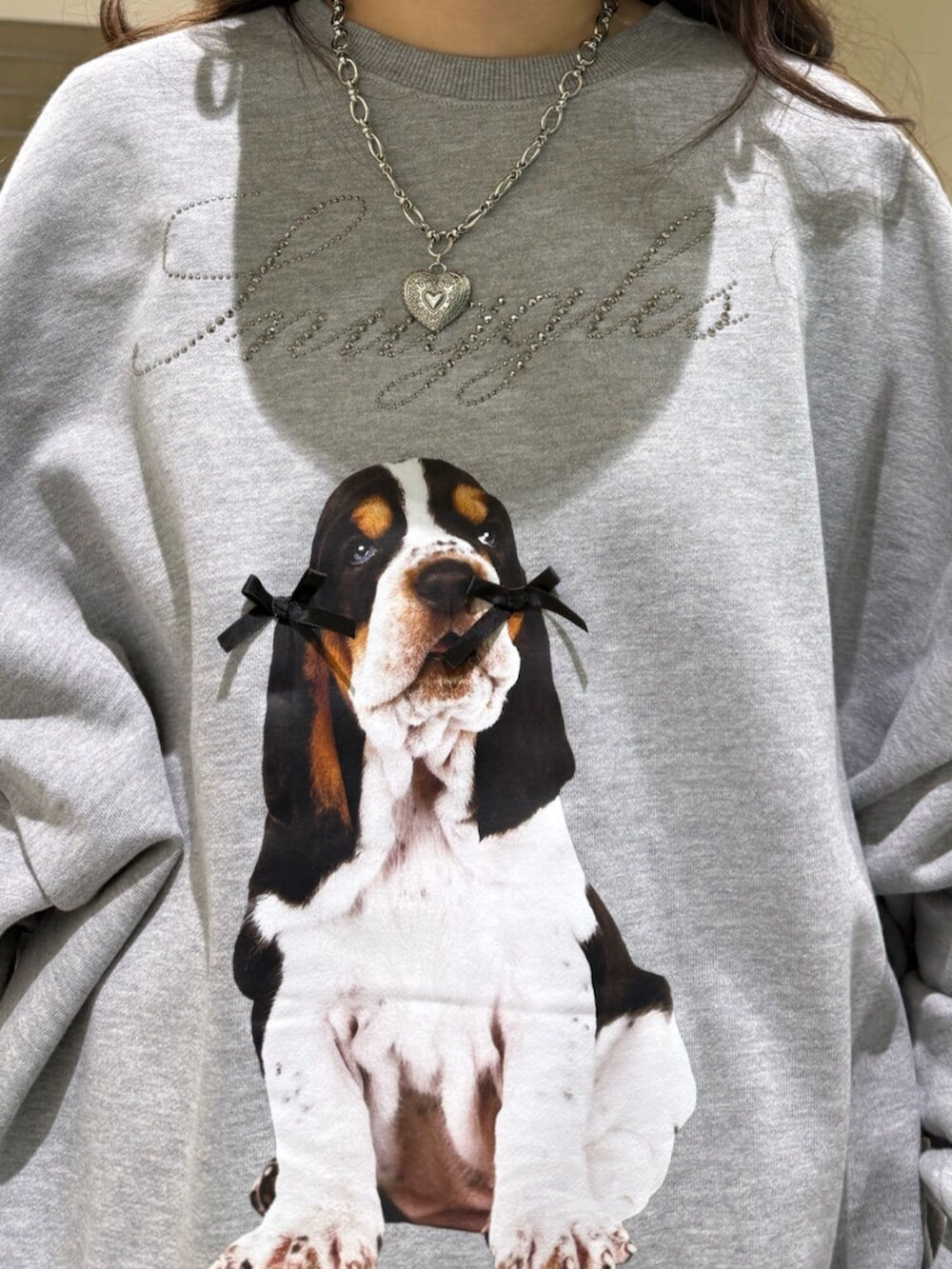 ブラック系のブーツ、グレー系のスウェット、ホワイト系のその他パンツを着用したレディースの冬コーディネートの9枚目の写真