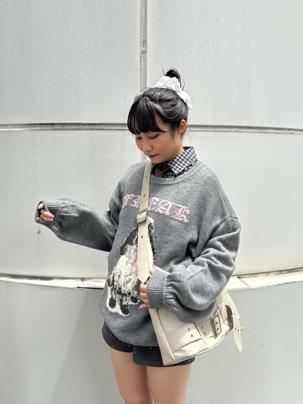 グレー系のニット/セーター、ブルー系のシャツ/ブラウス、グレー系のその他パンツを着用したレディースの夏コーディネートの5枚目の写真