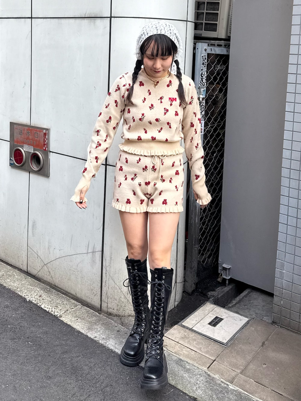 ブラック系のブーツ、ホワイト系のニット/セーター、ホワイト系のその他パンツを着用したレディースの冬コーディネートの4枚目の写真