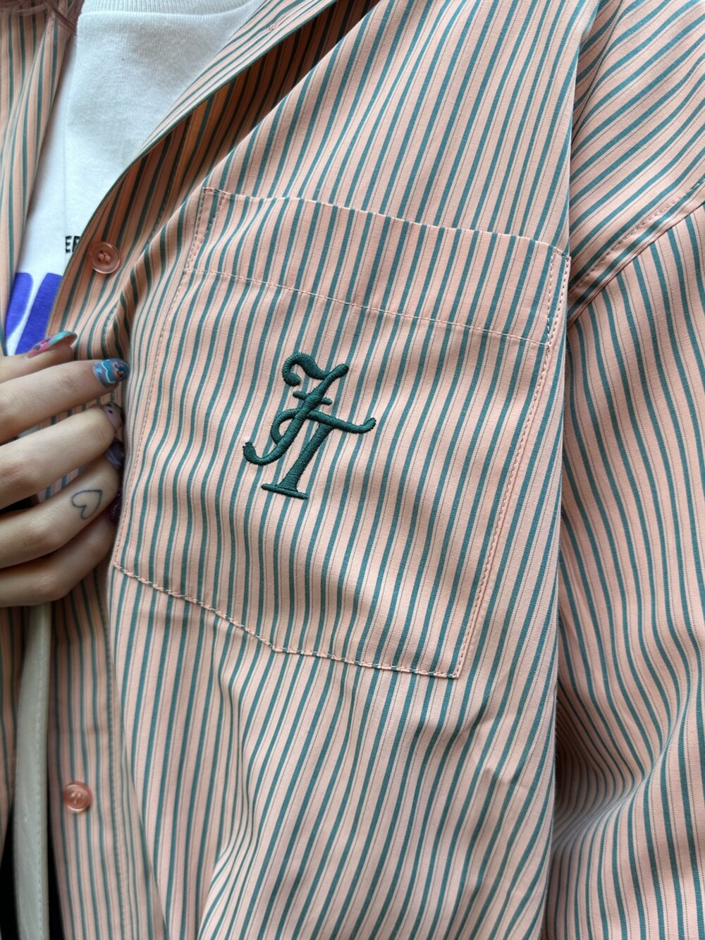 ブラック系のブーツ、ホワイト系のTシャツ/カットソー、ブルー系のその他パンツを着用したレディースの春コーディネートの4枚目の写真