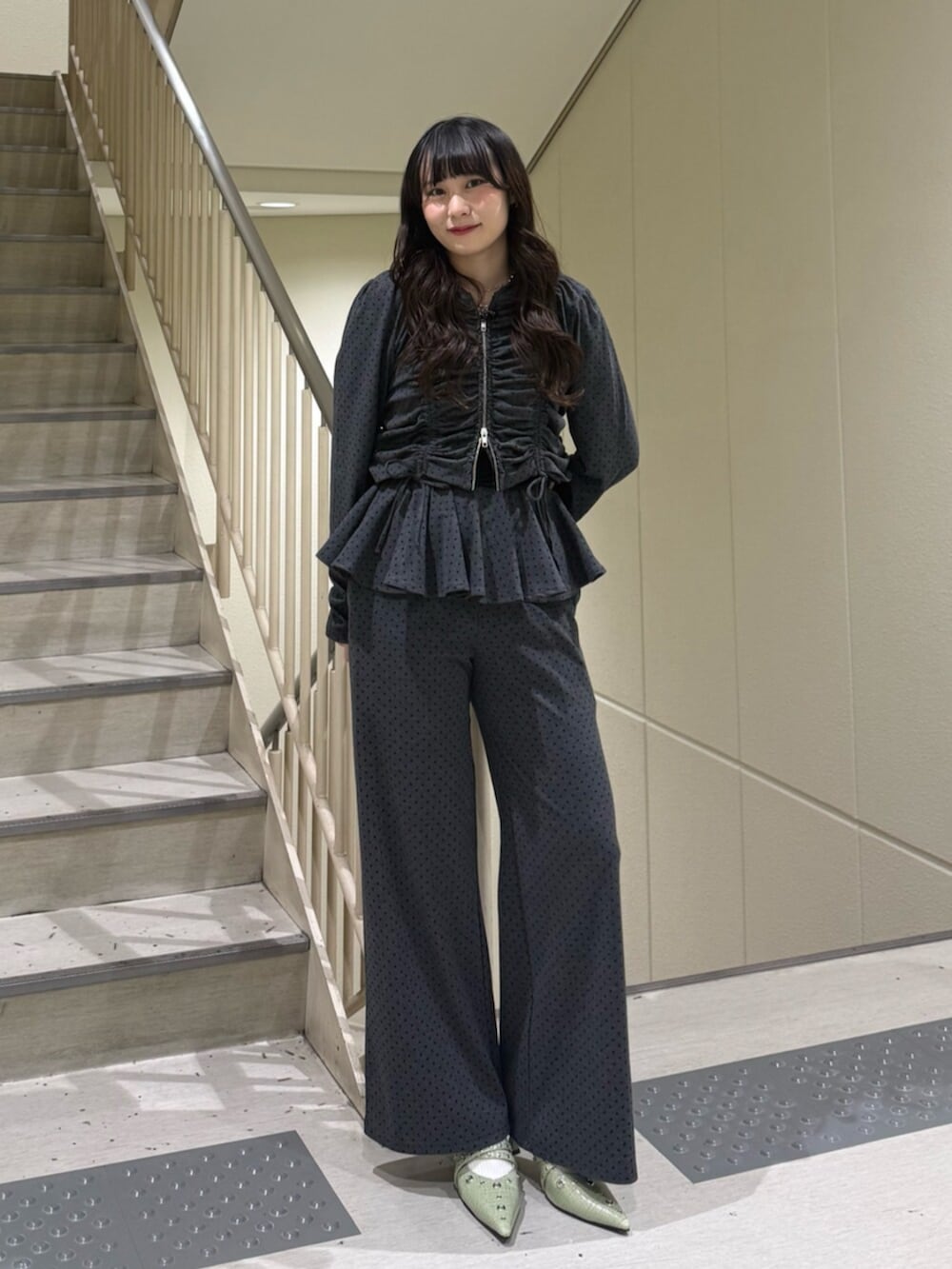 グレー系のスウェットパンツ、ブラック系のパーカー、グリーン系のパンプスを着用したレディースの春コーディネートの4枚目の写真