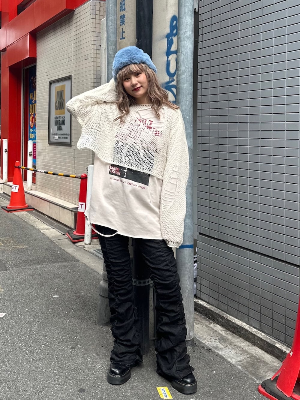 ホワイト系のTシャツ/カットソー、ホワイト系のニット/セーター、ブラック系のその他パンツを着用したレディースの秋コーディネートの2枚目の写真