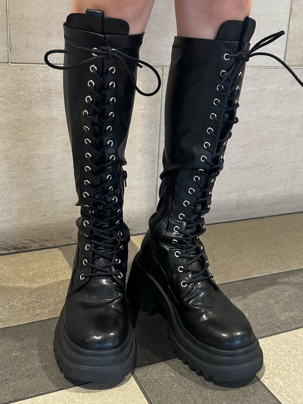 ブラック系のブーツ、ブラック系のワンピース、ブラック系のショルダーバッグを着用したレディースの秋コーディネートの9枚目の写真