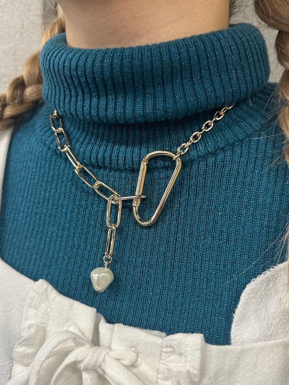 ホワイト系のワンピース、ブラック系のブーツ、ブルー系のニット/セーターを着用したレディースの秋コーディネートの8枚目の写真