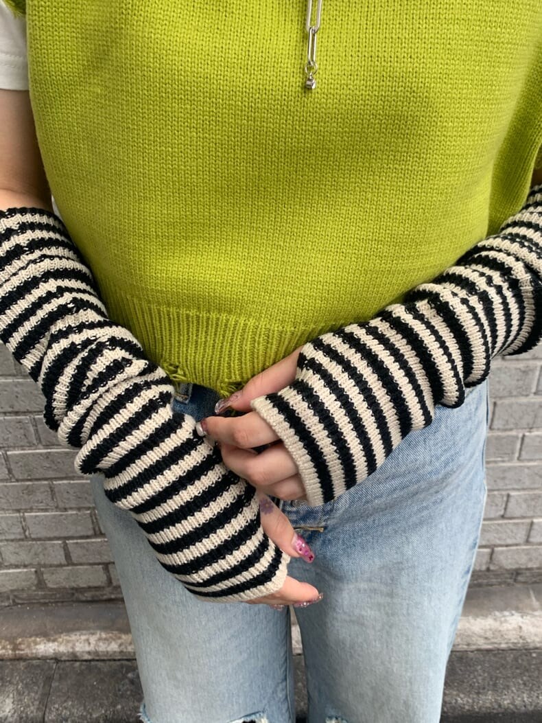 ブルー系のデニムパンツ、ホワイト系のTシャツ/カットソー、グリーン系のベストを着用したレディースの夏コーディネートの6枚目の写真