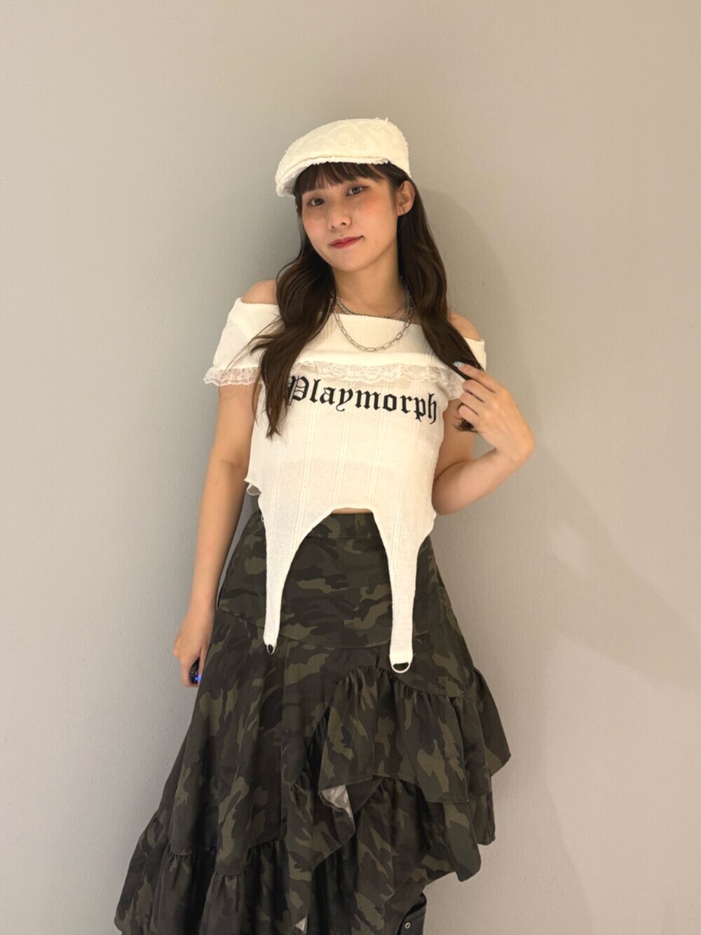 ブラック系のブーツ、ホワイト系のTシャツ/カットソー、グリーン系のスカートを着用したレディースの夏コーディネートの5枚目の写真