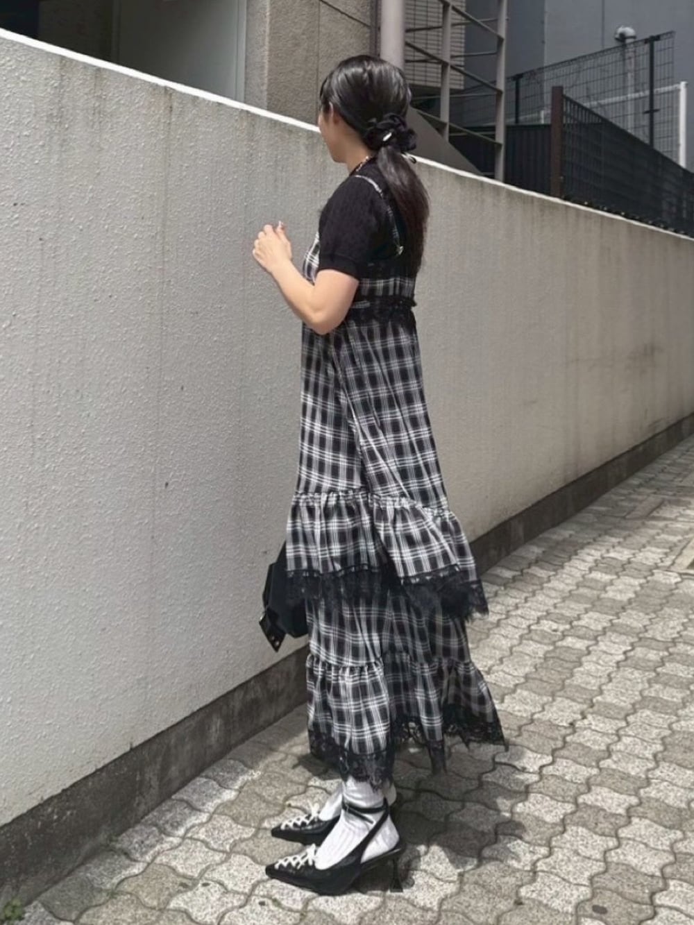 ブラック系のワンピース、ブラック系のニット/セーター、ブラック系のパンプスを着用したレディースの夏コーディネートの2枚目の写真