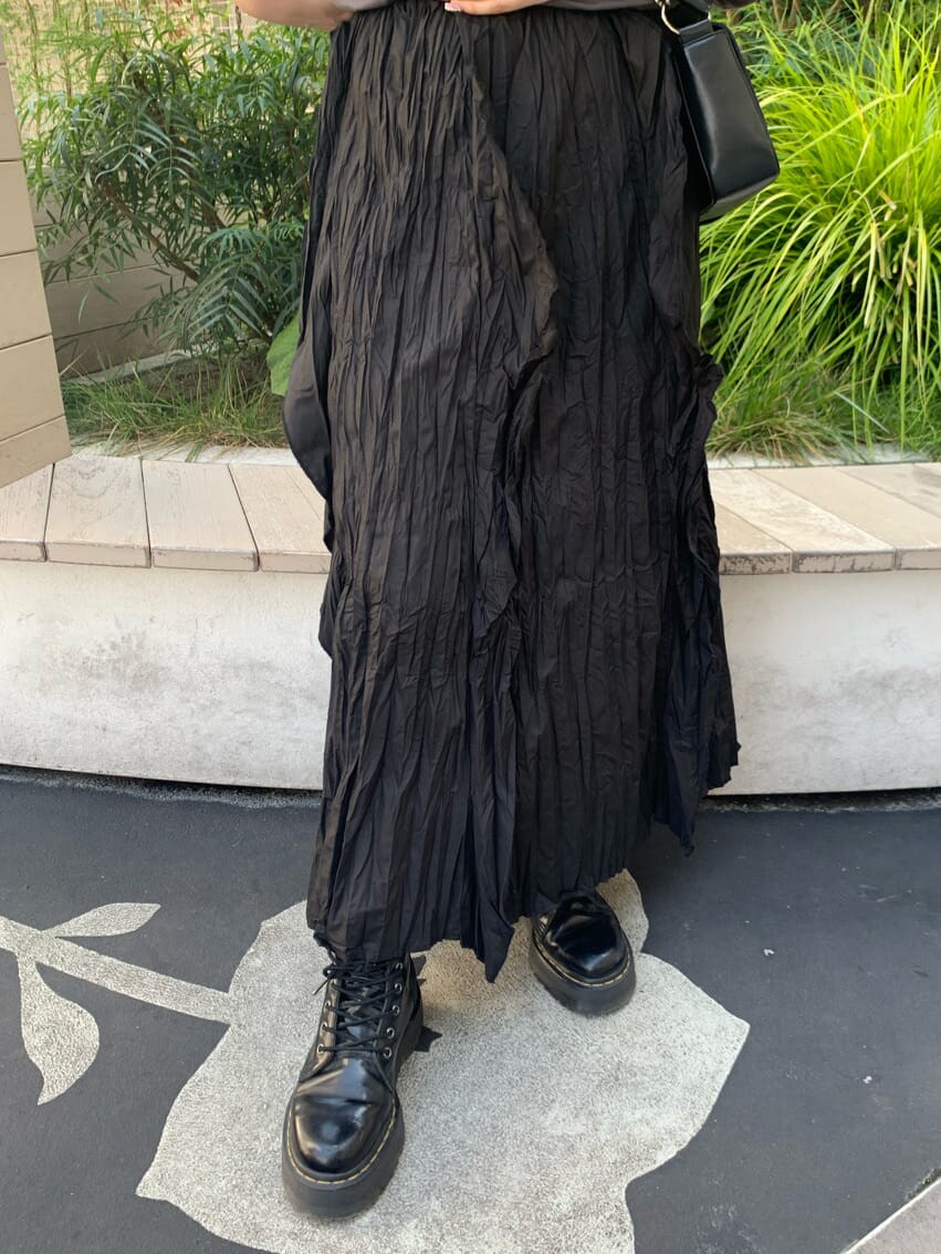 ブラック系のワンピース、ブラック系のハンドバッグ、シルバー系のネックレスを着用したレディースの夏コーディネートの6枚目の写真