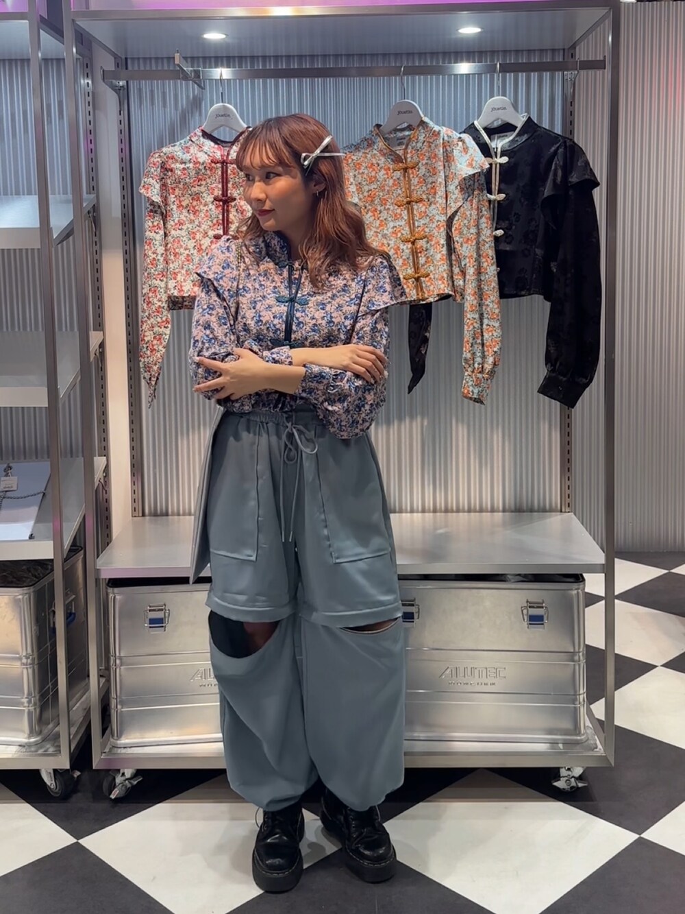 ピンク系のシャツ/ブラウス、シルバー系のトートバッグ、ブルー系のその他パンツを着用したレディースの春コーディネートの2枚目の写真