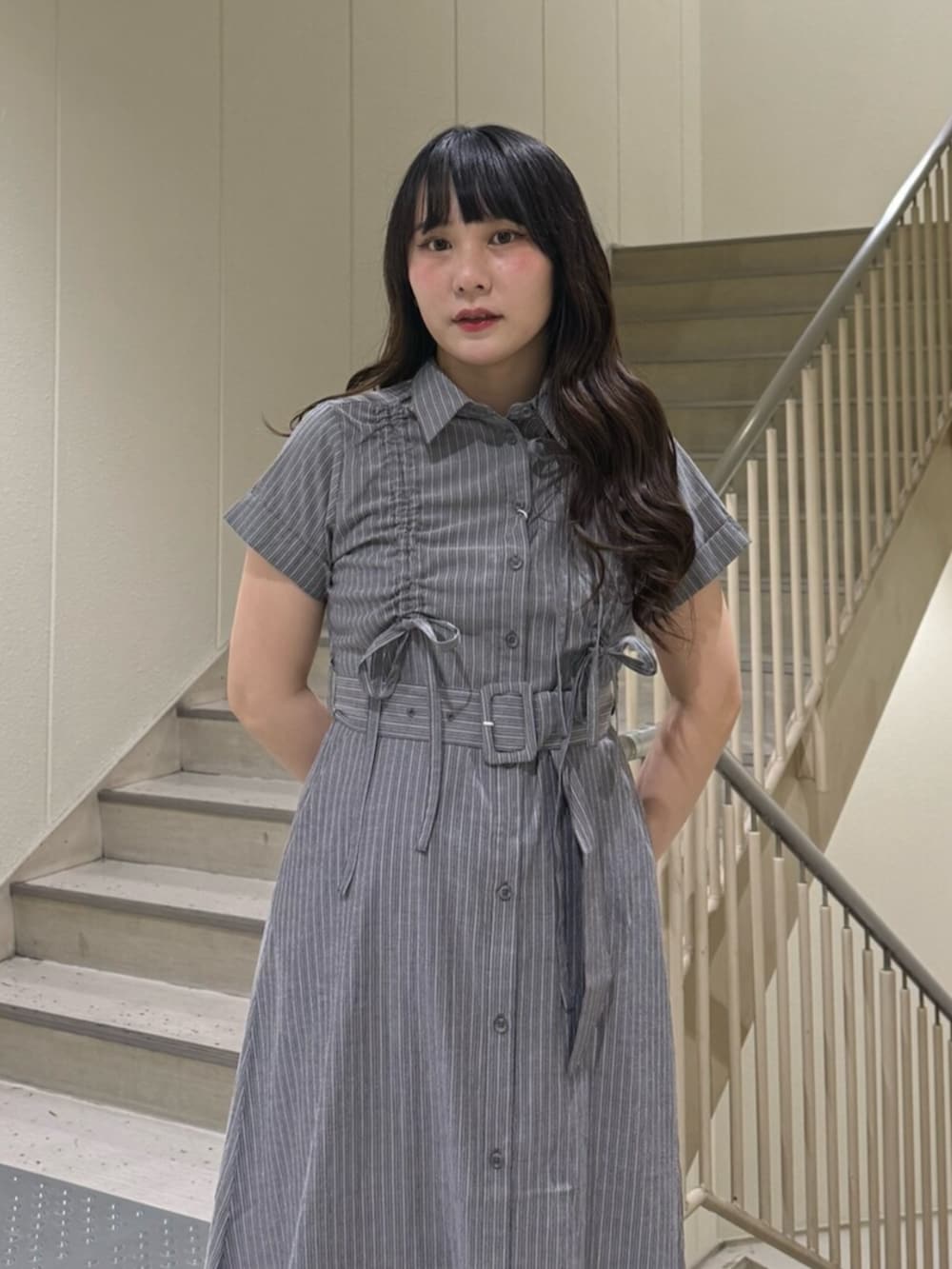 グレー系のワンピース、レッド系のパンプスを着用したレディースの春コーディネートの4枚目の写真