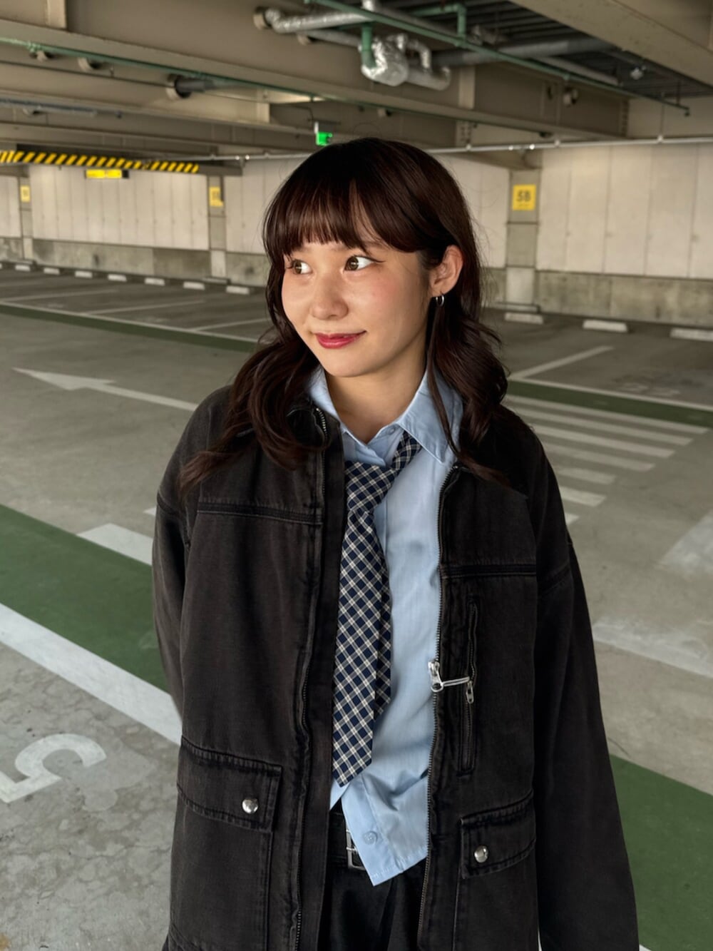 ブラック系のデニムジャケット、ブルー系のシャツ/ブラウス、ブラック系のデニムスカートを着用したレディースの秋コーディネートの5枚目の写真