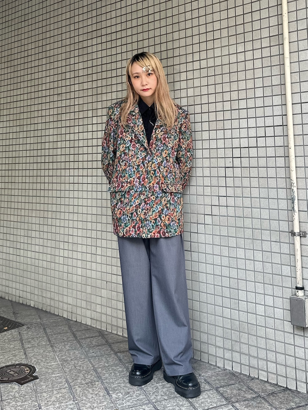 ブラック系のテーラードジャケット、グレー系のその他パンツ、ブラック系のシャツ/ブラウスを着用したレディースの秋コーディネートの3枚目の写真