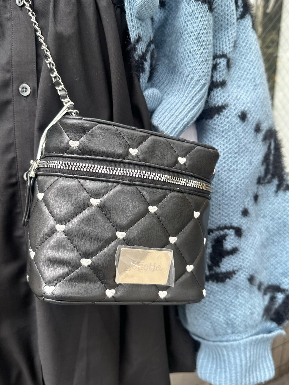 ブラウン系のブーツ、ブルー系のショルダーバッグ、ブルー系のカーディガン/ボレロを着用したレディースの秋コーディネートの7枚目の写真