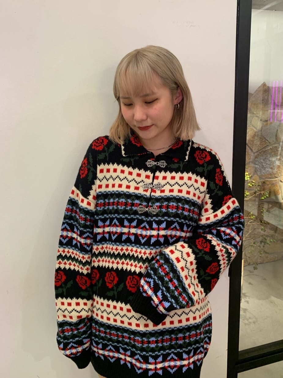 ホワイト系のブーツ、ブラック系のニット/セーターを着用したレディースの秋コーディネートの3枚目の写真