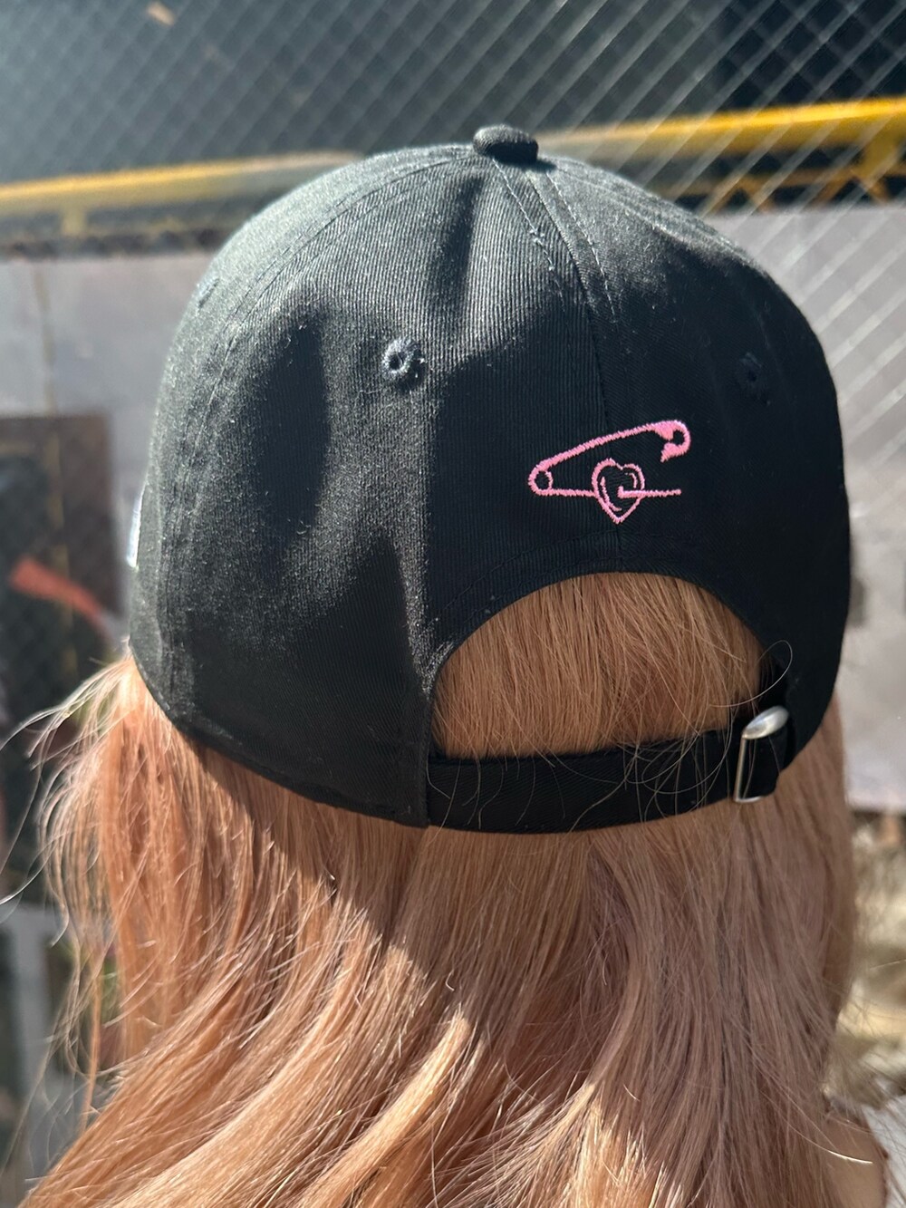 ブルー系のデニムパンツ、ホワイト系のシャツ/ブラウス、ホワイト系のメッセンジャーバッグを着用したレディースの春コーディネートの8枚目の写真