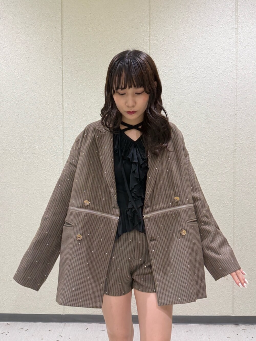 ブラック系のブーツ、ブラウン系のテーラードジャケット、ブラウン系のその他パンツを着用したレディースの秋コーディネートの6枚目の写真