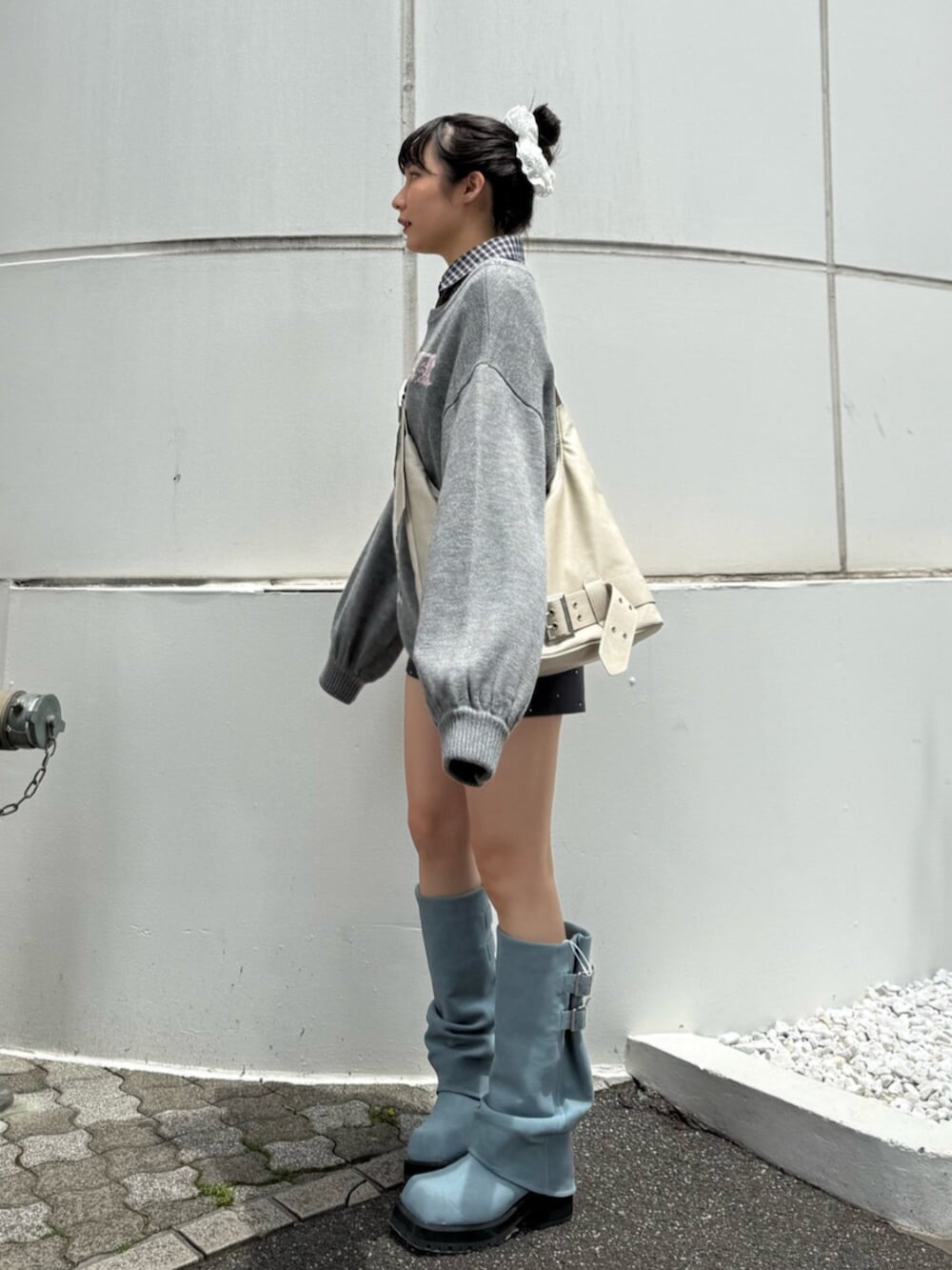 グレー系のニット/セーター、ブルー系のシャツ/ブラウス、グレー系のその他パンツを着用したレディースの夏コーディネートの2枚目の写真