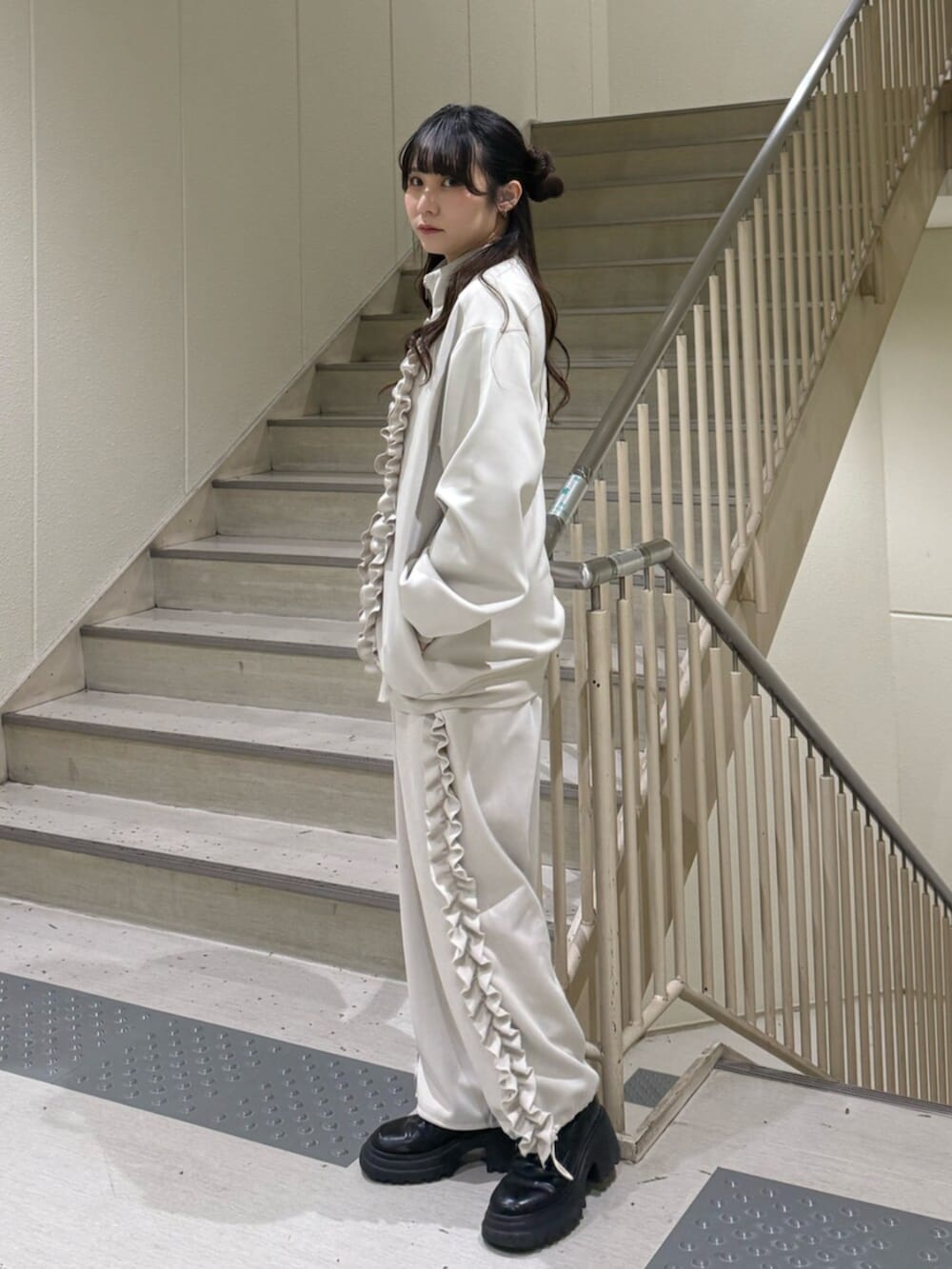 ホワイト系のジャージ、ホワイト系のその他パンツを着用したレディースの冬コーディネートの3枚目の写真