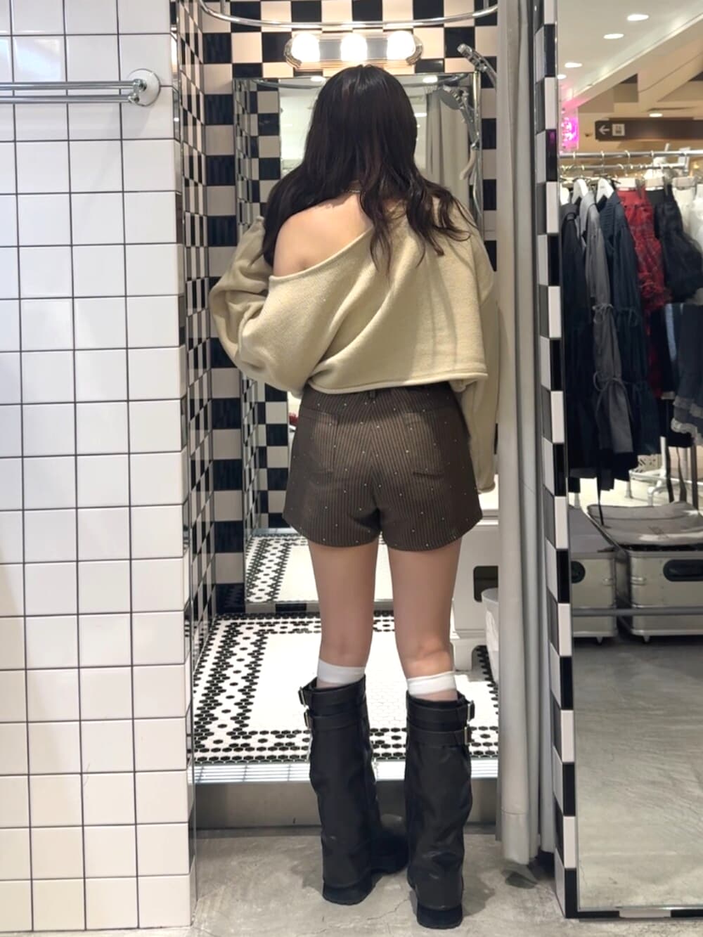 ブラウン系のその他パンツ、ブラック系のブーツ、ホワイト系のニット/セーターを着用したレディースの秋コーディネートの4枚目の写真