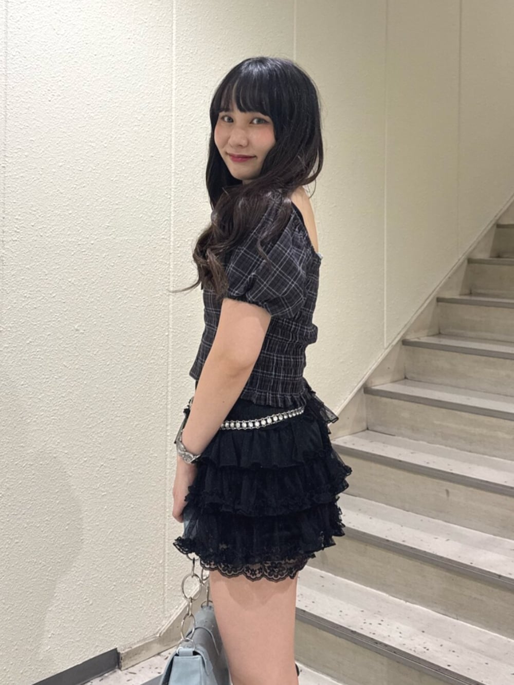 ブルー系のハンドバッグ、ブラック系のブーツ、ブラック系のその他パンツを着用したレディースの夏コーディネートの5枚目の写真