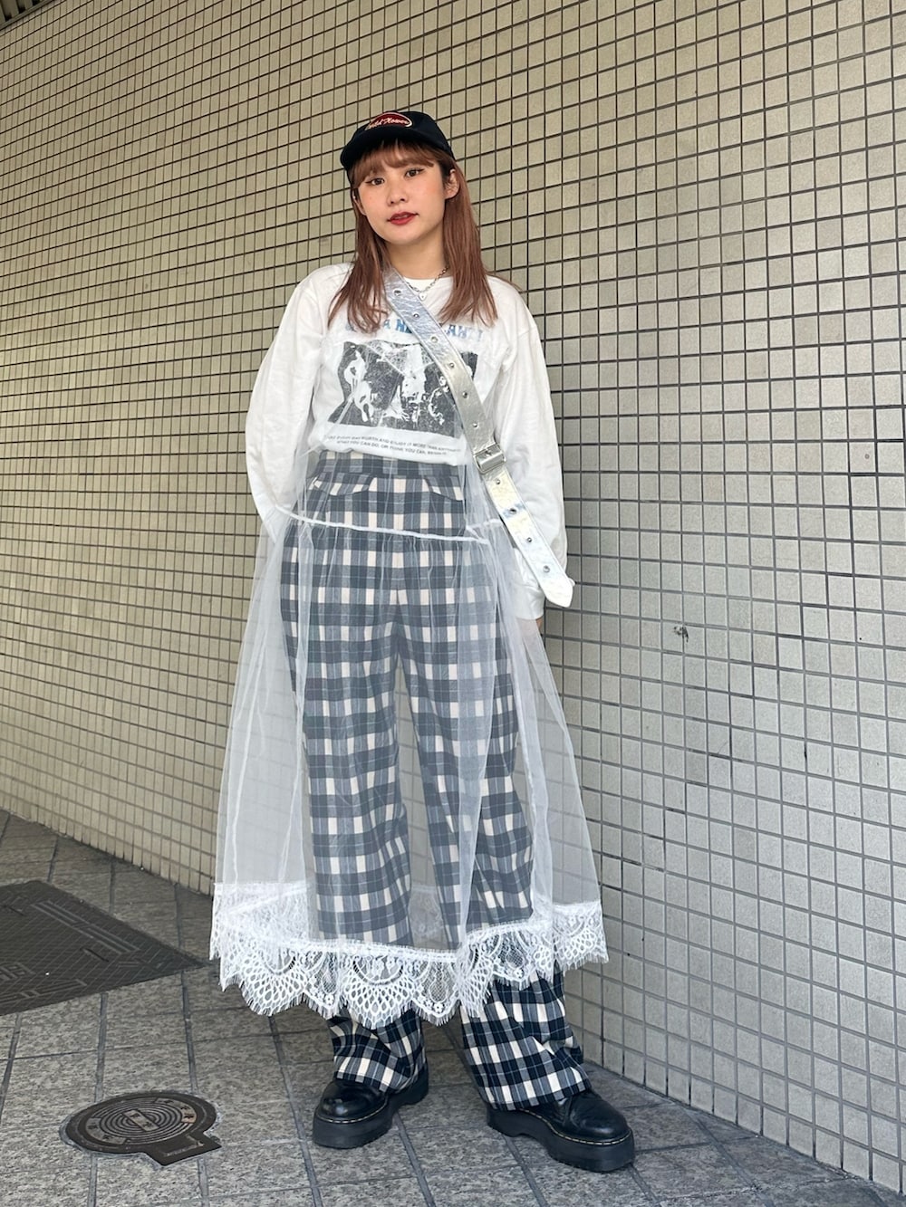 ホワイト系のワンピース、シルバー系のショルダーバッグ、その他のスラックスを着用したレディースの冬コーディネートの4枚目の写真