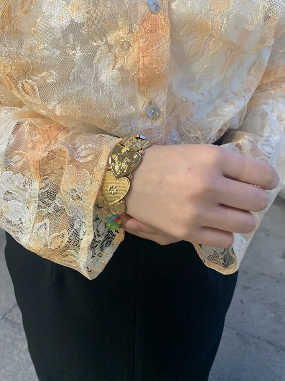 ホワイト系のシャツ/ブラウス、ブラック系のブーツ、ブラック系のテーラードジャケットを着用したレディースの春コーディネートの6枚目の写真