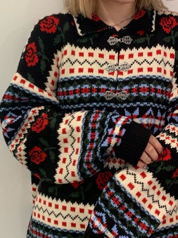 ホワイト系のブーツ、ブラック系のニット/セーターを着用したレディースの秋コーディネートの4枚目の写真