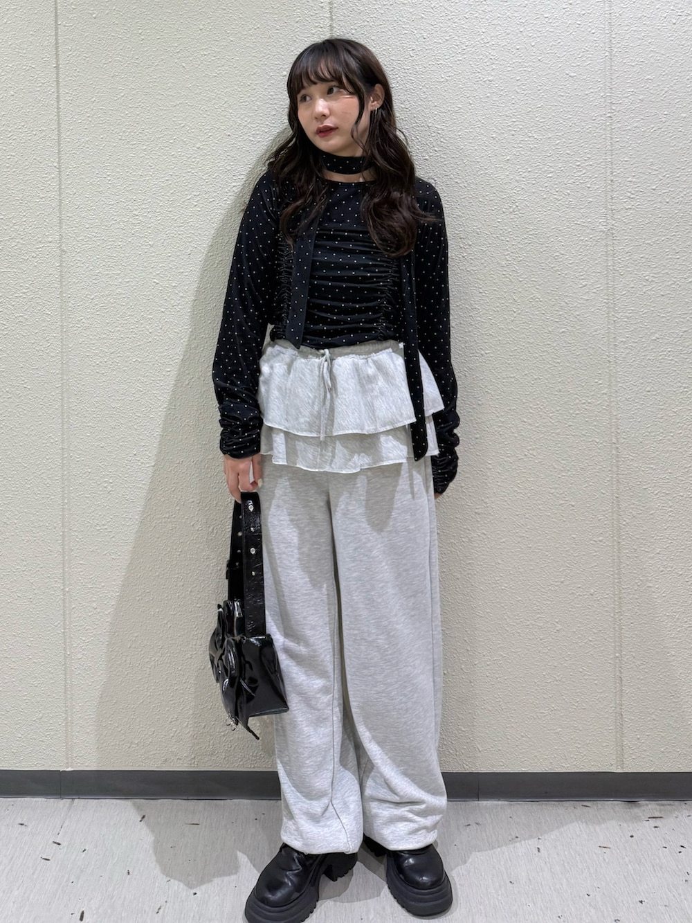 ブラック系のTシャツ/カットソー、グレー系のスウェットパンツ、ブラック系のショルダーバッグを着用したレディースの冬コーディネートの4枚目の写真