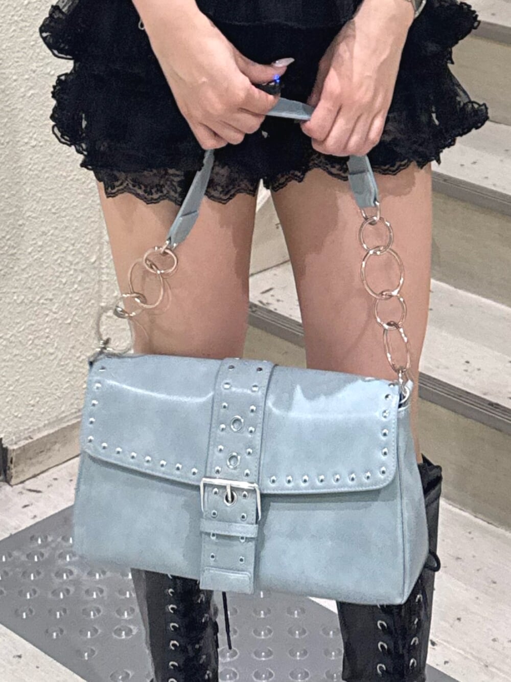 ブルー系のハンドバッグ、ブラック系のブーツ、ブラック系のその他パンツを着用したレディースの夏コーディネートの7枚目の写真