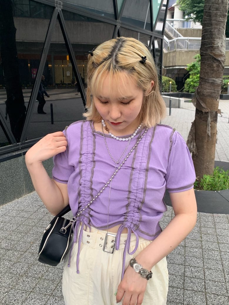 ブラック系のボストンバッグ、ホワイト系のその他パンツ、パープル系のTシャツ/カットソーを着用したレディースの夏コーディネートの4枚目の写真