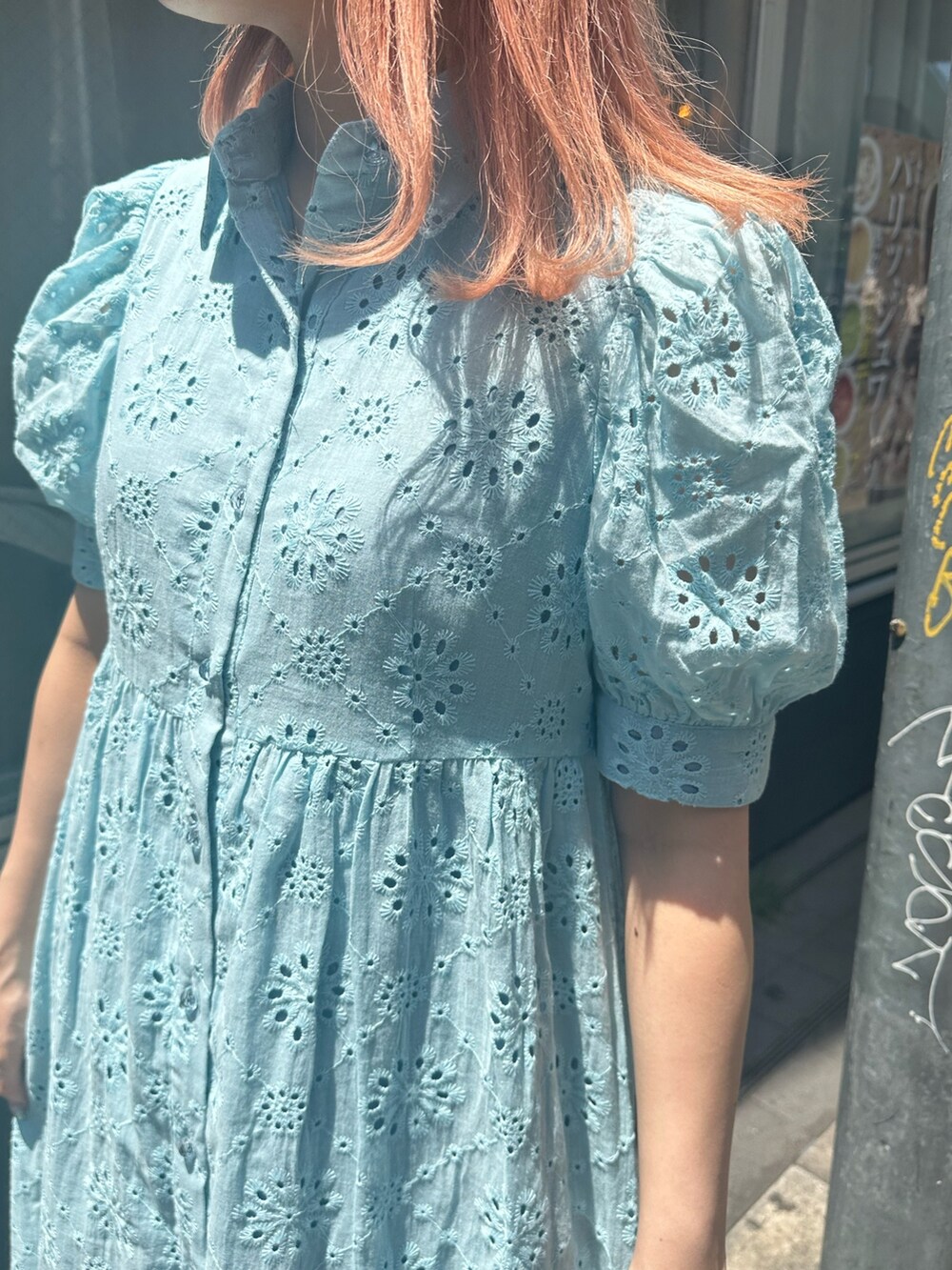 ブルー系のワンピースを着用したレディースの夏コーディネートの6枚目の写真